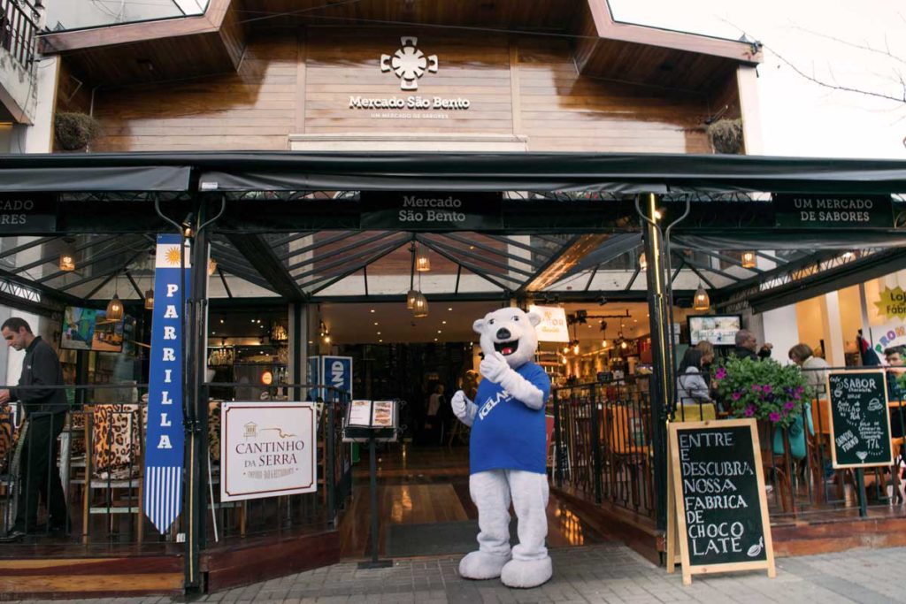 O mascote Ursão em frente do Mercado São Bento, onde fica o Iceland, acenando aos visitantes.