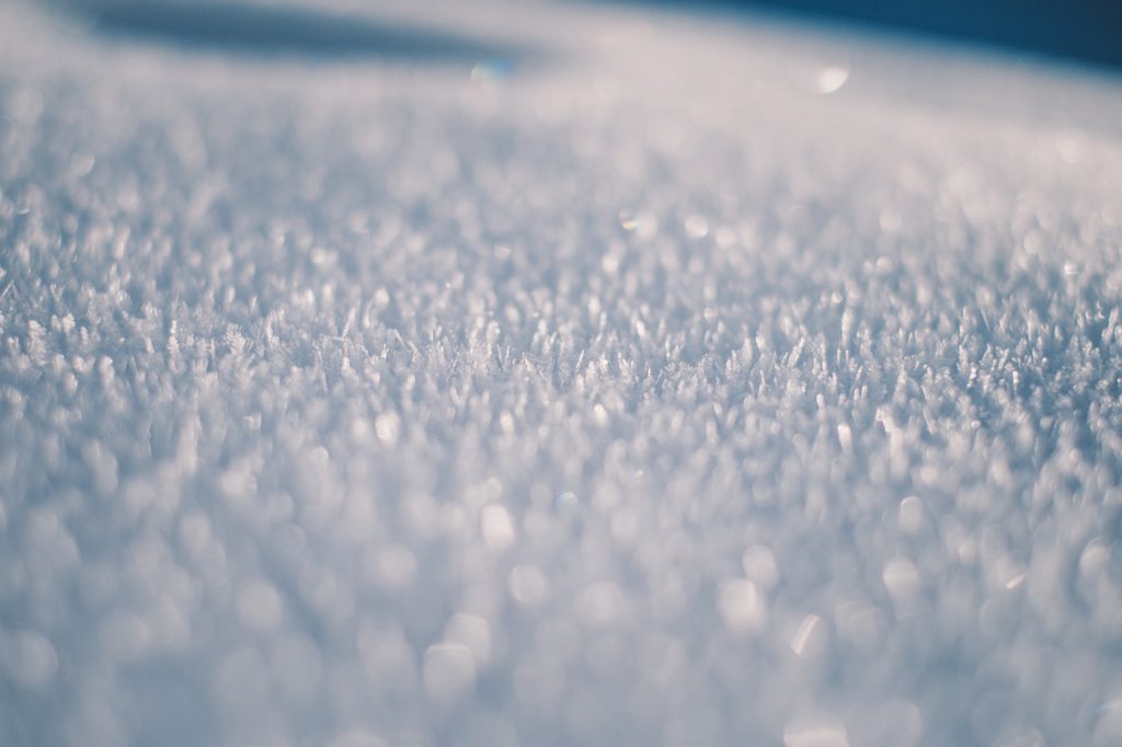 Um solo branco de gelo referente a geada.