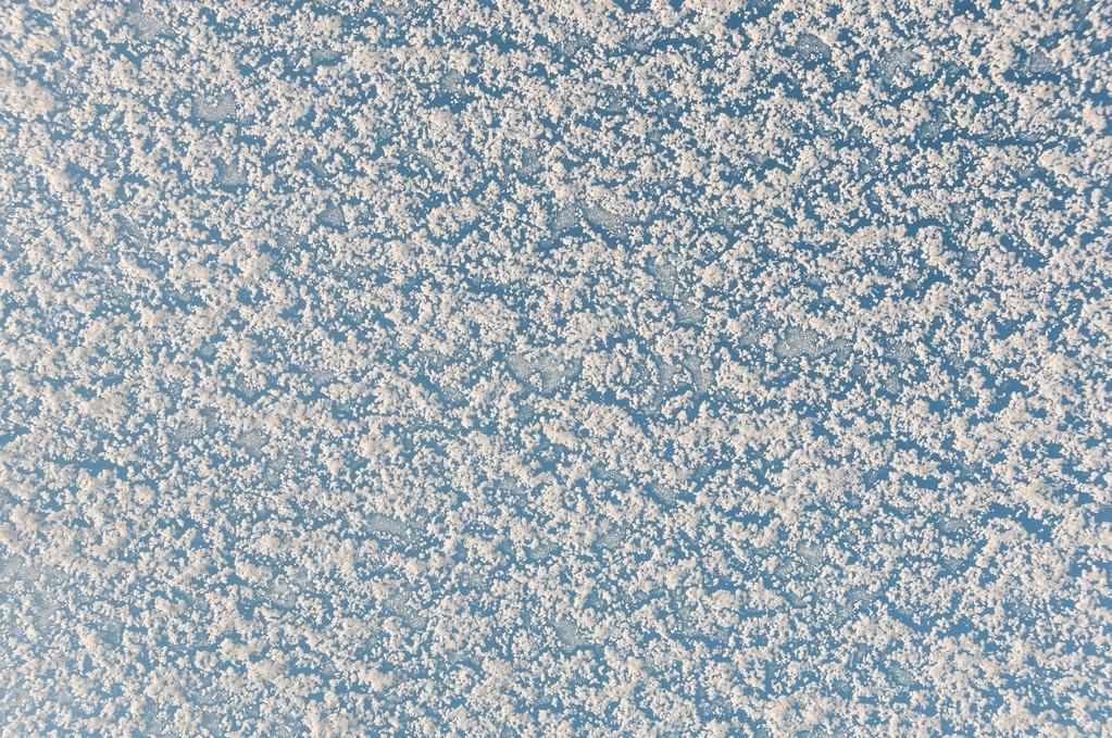 Um solo completamente recoberto por grãos de gelo.