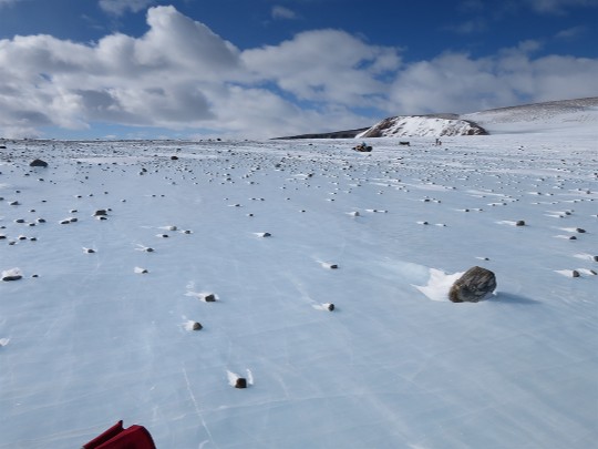 Paisagem polar com meteoritos sobre o solo.