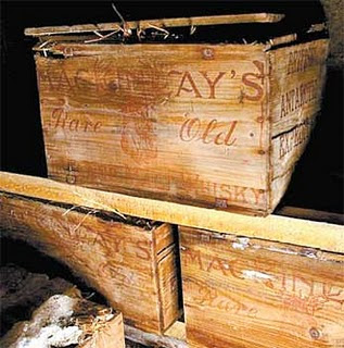 Caixas de madeira com a marca gravada na parte externa.